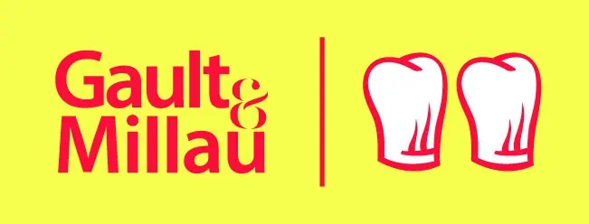 Logo Gault & Millau rouge sur fond jaune avec deux toques de chef stylisées en blanc et rouge à droite séparées par une barre verticale rouge