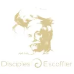Dessin en ton sépia clair d'un visage masculin avec une moustache, coiffé d'un grand toques de chef, avec le texte "Disciples Escoffier" en dessous, séparé par un symbole en forme de spirale.